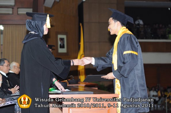 wisuda-fe-oleh-dekan-081