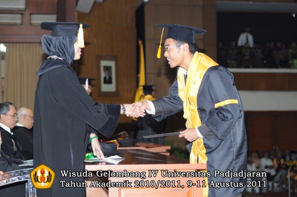 wisuda-fe-oleh-dekan-084