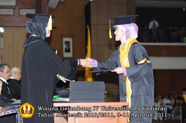 wisuda-fe-oleh-dekan-085