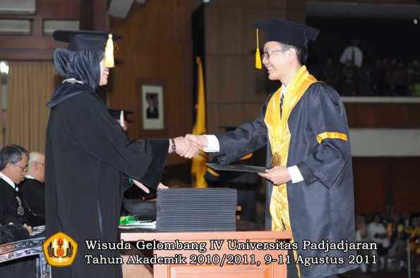 wisuda-fe-oleh-dekan-089