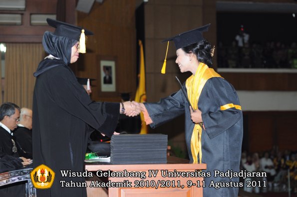 wisuda-fe-oleh-dekan-090