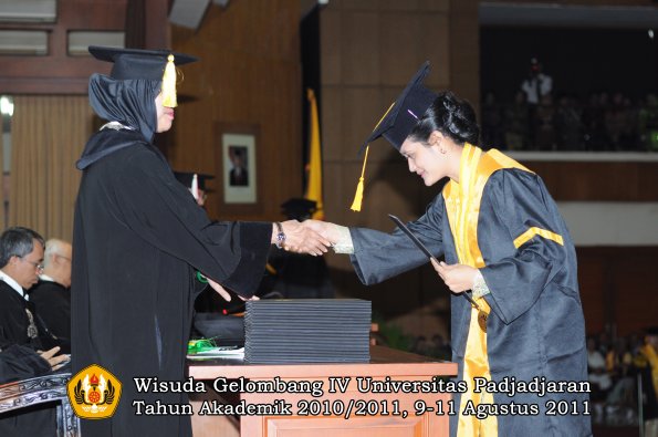 wisuda-fe-oleh-dekan-091