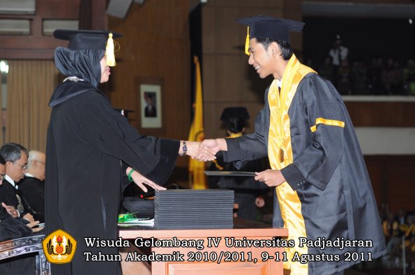 wisuda-fe-oleh-dekan-092