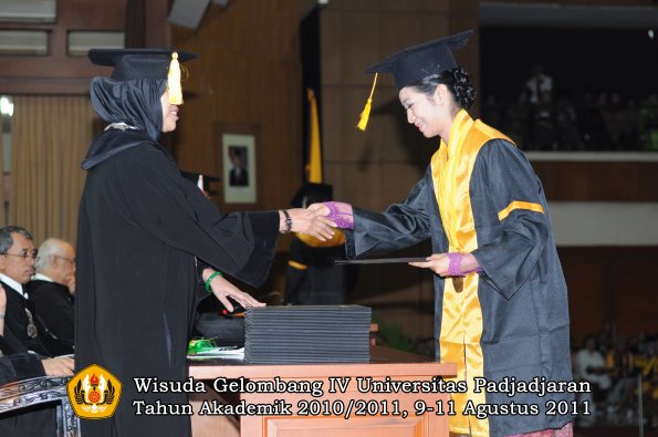 wisuda-fe-oleh-dekan-095