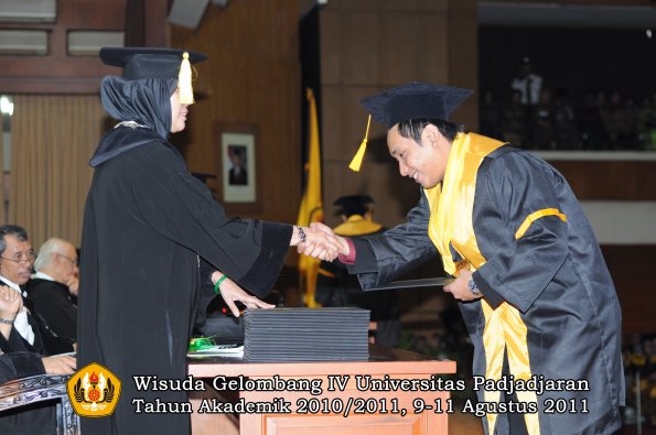 wisuda-fe-oleh-dekan-097