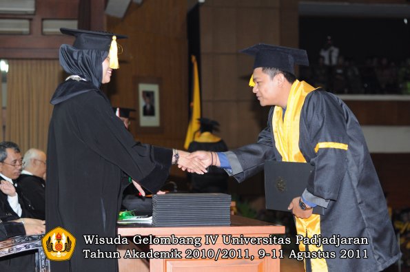 wisuda-fe-oleh-dekan-098