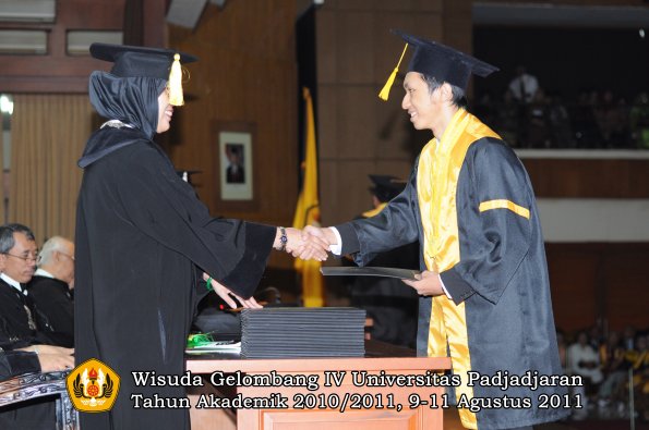 wisuda-fe-oleh-dekan-099