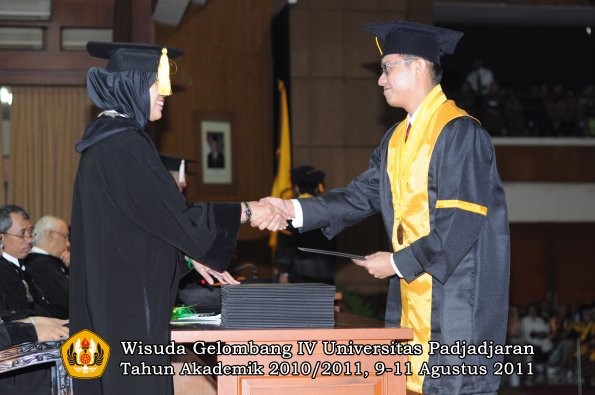 wisuda-fe-oleh-dekan-100