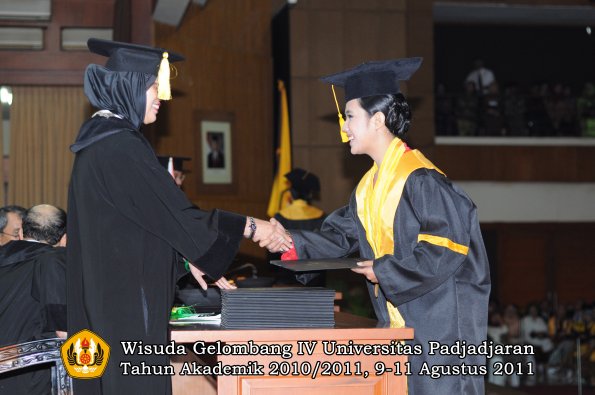 wisuda-fe-oleh-dekan-103