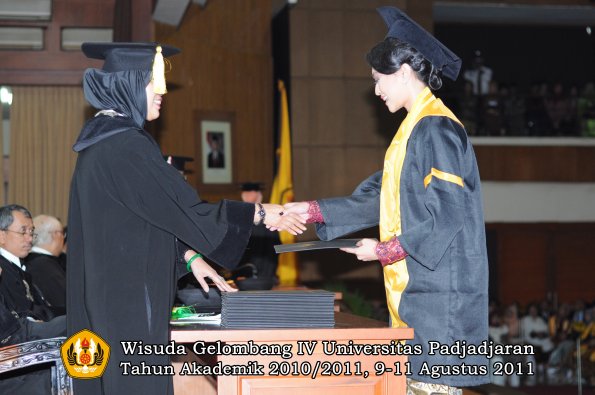 wisuda-fe-oleh-dekan-105