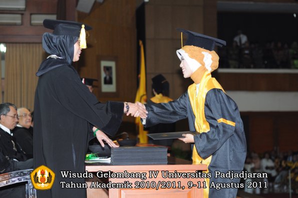 wisuda-fe-oleh-dekan-106