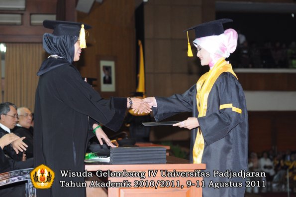 wisuda-fe-oleh-dekan-107