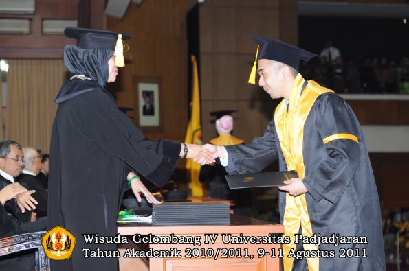 wisuda-fe-oleh-dekan-108