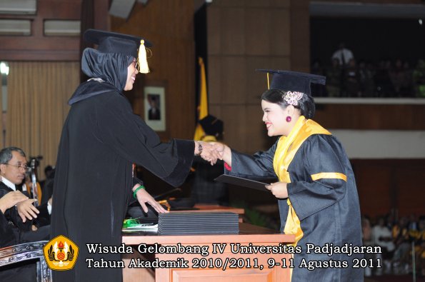 wisuda-fe-oleh-dekan-109