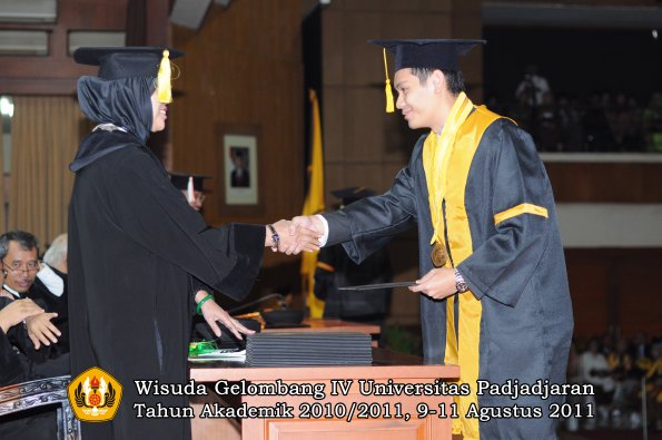 wisuda-fe-oleh-dekan-110