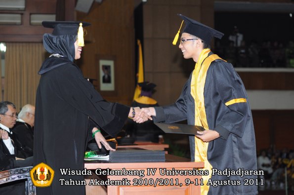 wisuda-fe-oleh-dekan-114