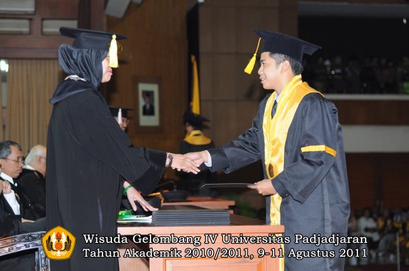 wisuda-fe-oleh-dekan-115