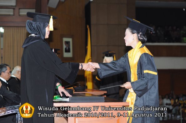 wisuda-fe-oleh-dekan-117