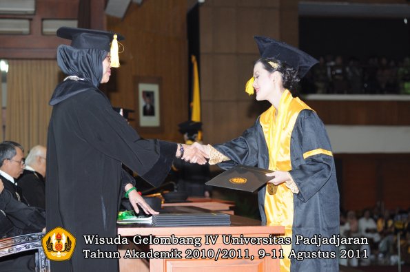 wisuda-fe-oleh-dekan-118