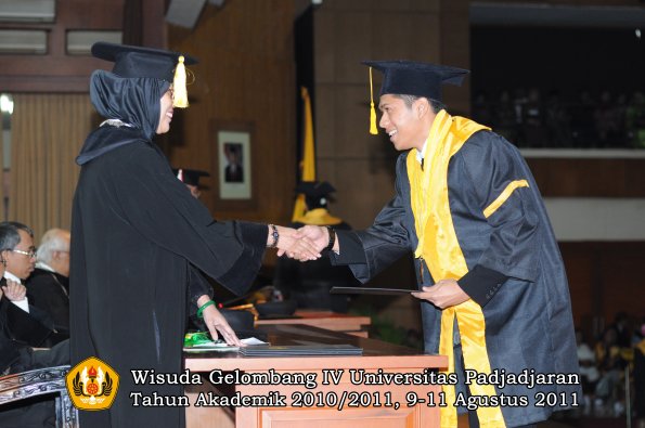 wisuda-fe-oleh-dekan-124