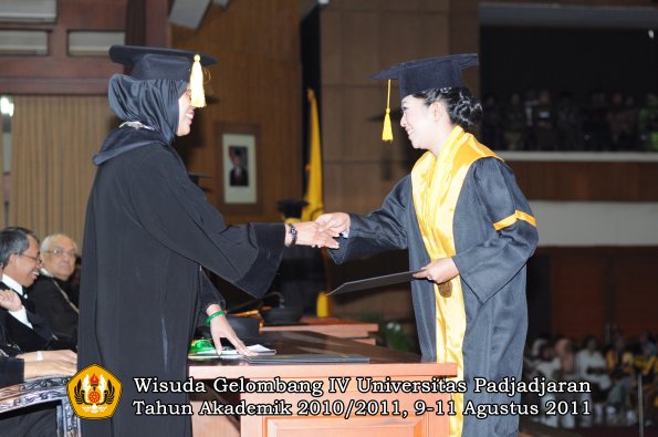 wisuda-fe-oleh-dekan-125