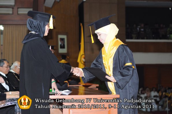 wisuda-fe-oleh-dekan-127