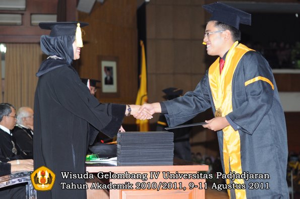 wisuda-fe-oleh-dekan-129