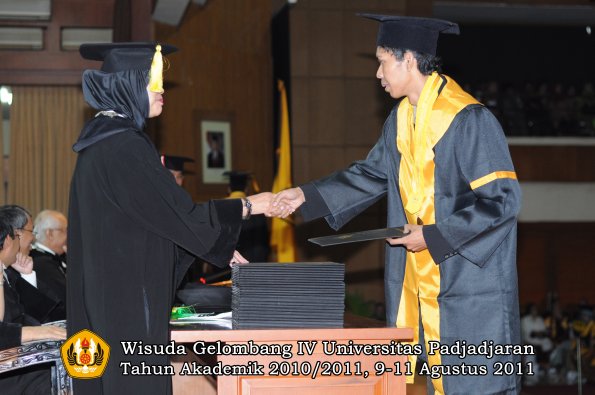 wisuda-fe-oleh-dekan-130