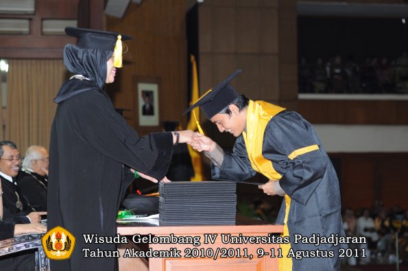 wisuda-fe-oleh-dekan-131