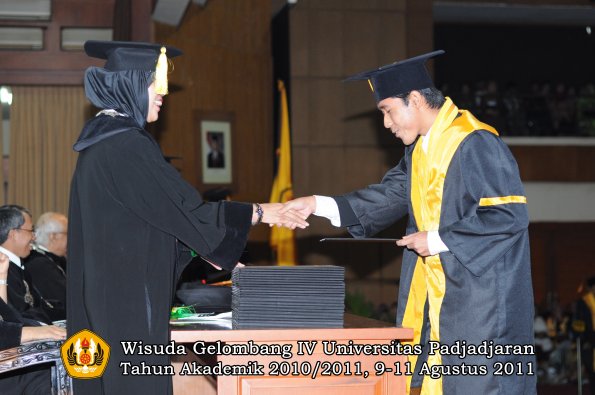 wisuda-fe-oleh-dekan-132