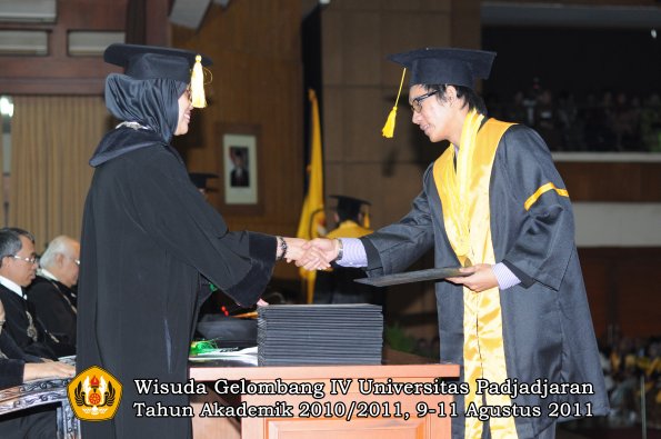 wisuda-fe-oleh-dekan-137