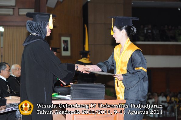 wisuda-fe-oleh-dekan-138