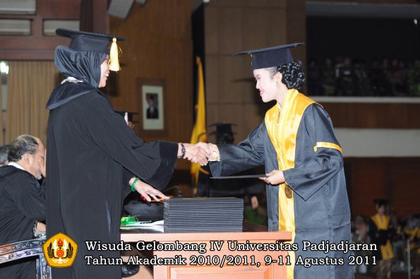 wisuda-fe-oleh-dekan-141