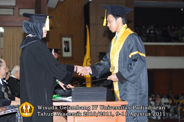 wisuda-fe-oleh-dekan-142