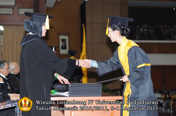 wisuda-fe-oleh-dekan-143