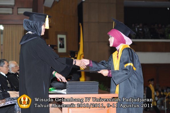 wisuda-fe-oleh-dekan-144