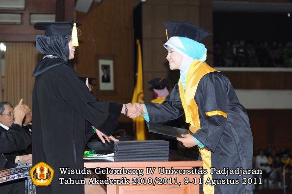 wisuda-fe-oleh-dekan-145