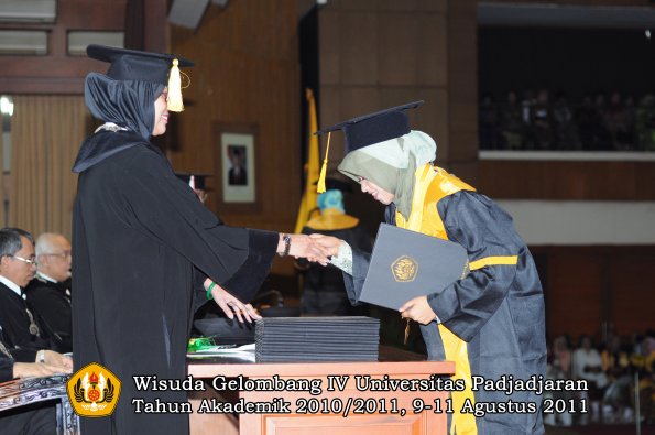 wisuda-fe-oleh-dekan-146