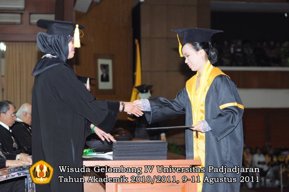 wisuda-fe-oleh-dekan-147