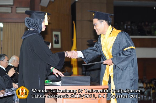 wisuda-fe-oleh-dekan-148