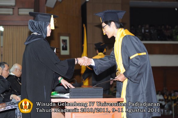 wisuda-fe-oleh-dekan-149