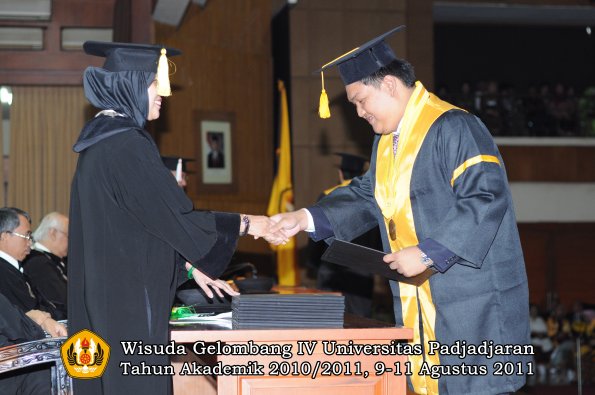 wisuda-fe-oleh-dekan-150