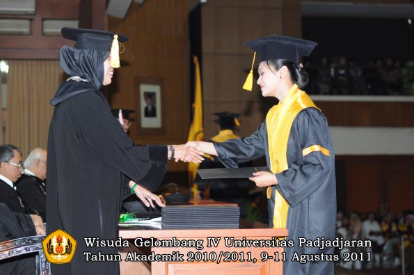 wisuda-fe-oleh-dekan-151