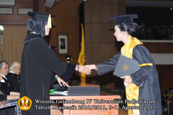 wisuda-fe-oleh-dekan-152