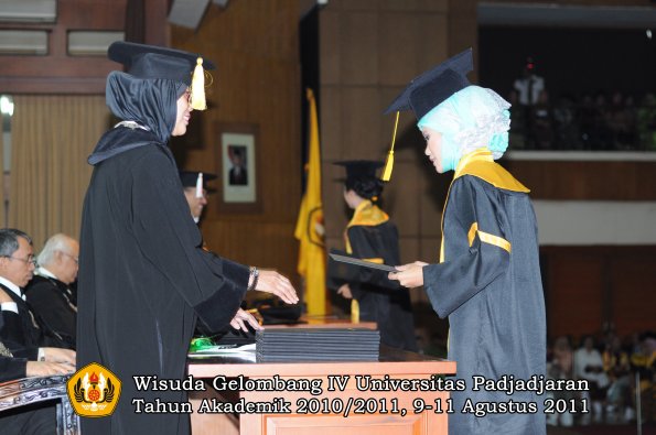 wisuda-fe-oleh-dekan-153