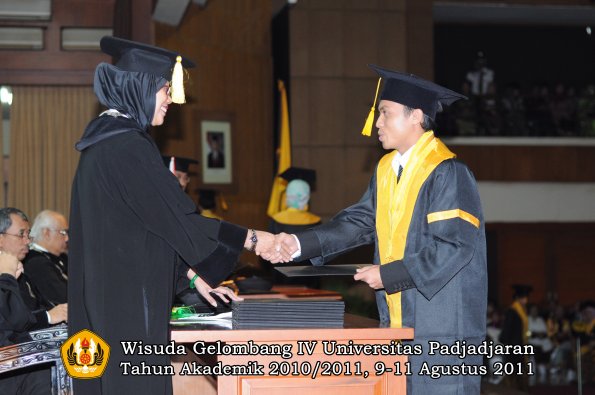 wisuda-fe-oleh-dekan-154