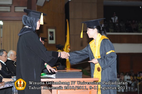 wisuda-fe-oleh-dekan-155