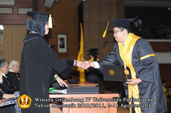 wisuda-fe-oleh-dekan-156