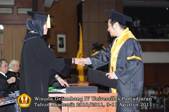 wisuda-fe-oleh-dekan-157