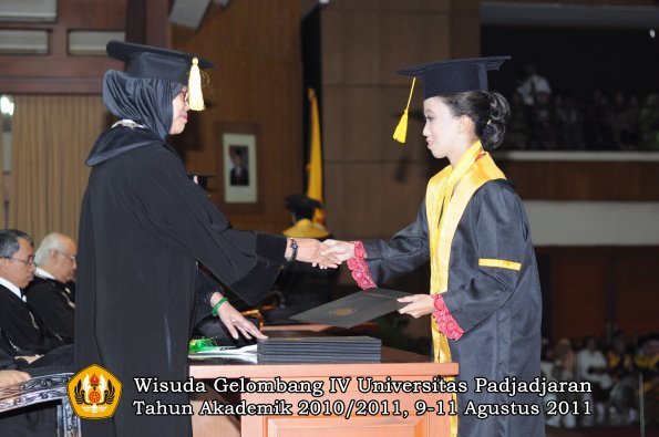 wisuda-fe-oleh-dekan-158